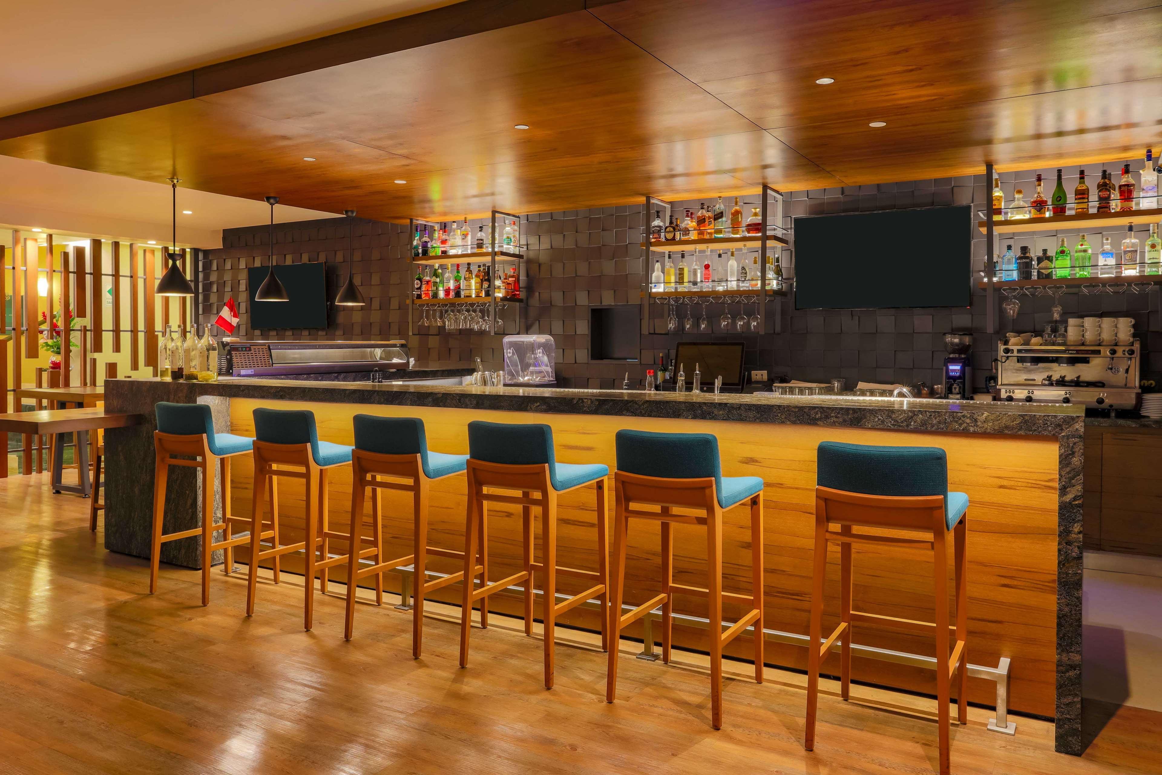 Sonesta Hotel El Olivar Ліма Екстер'єр фото Bar at the hotel