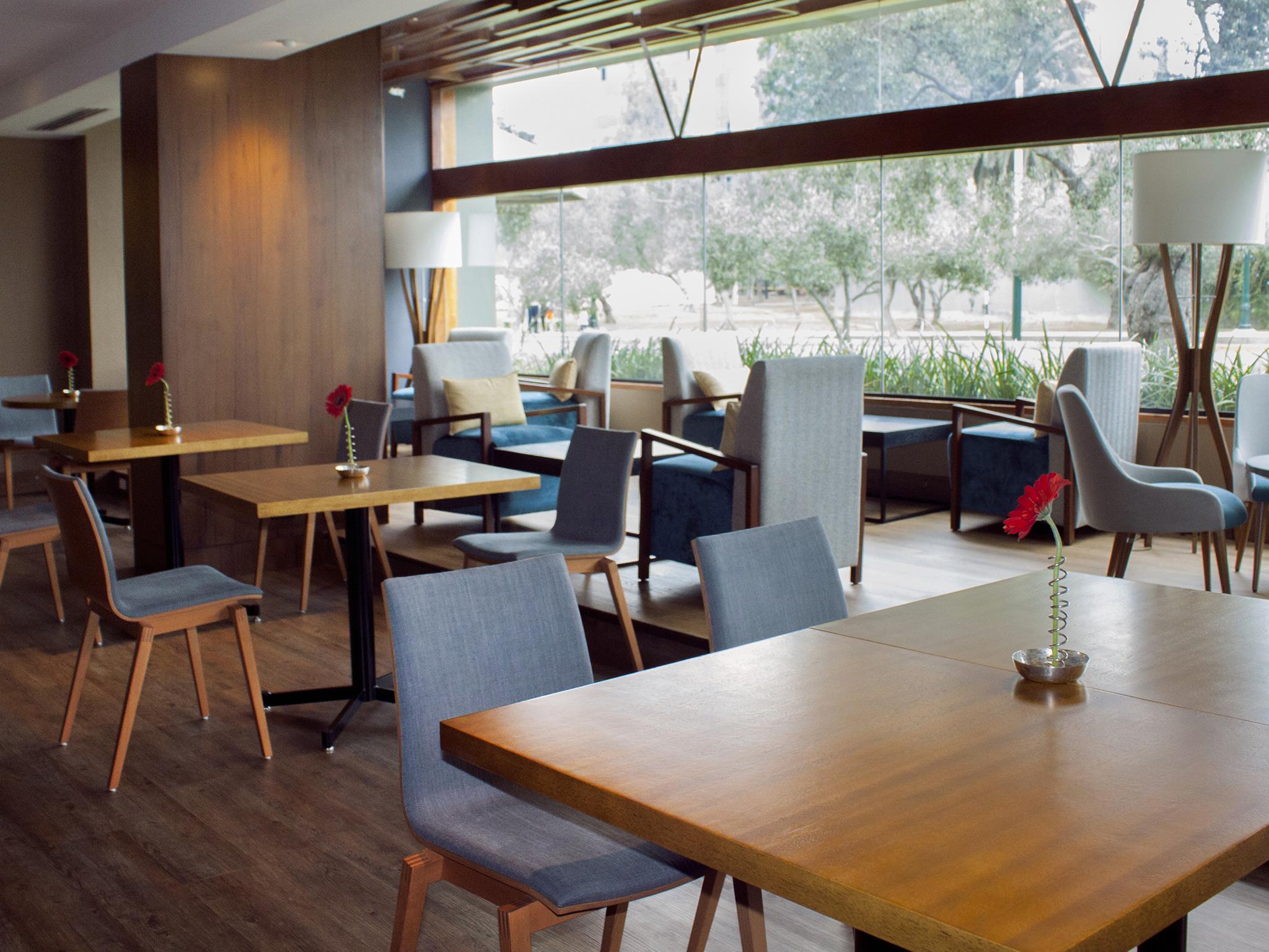 Sonesta Hotel El Olivar Ліма Екстер'єр фото The lounge at the airport