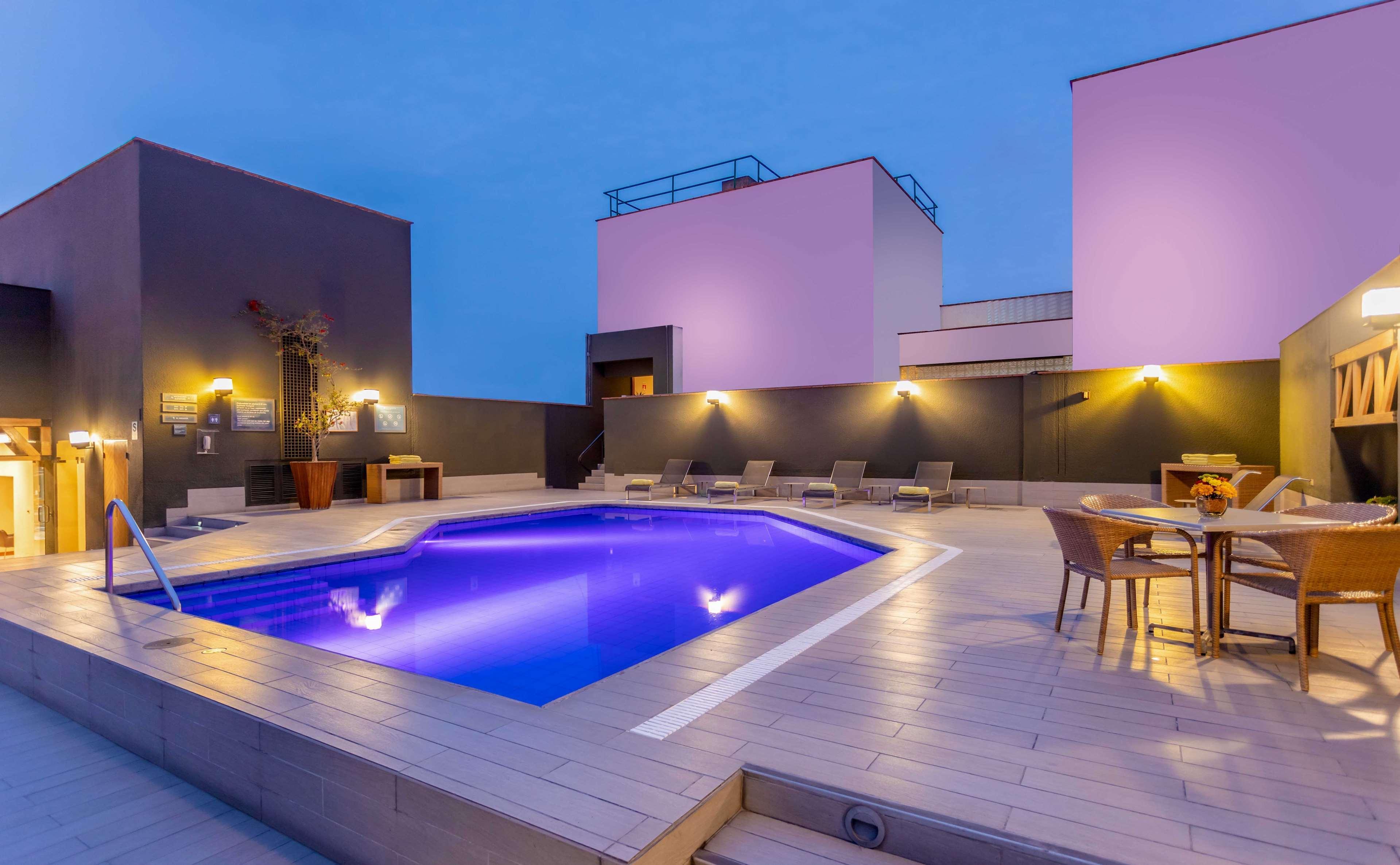 Sonesta Hotel El Olivar Ліма Екстер'єр фото Rooftop pool at the hotel